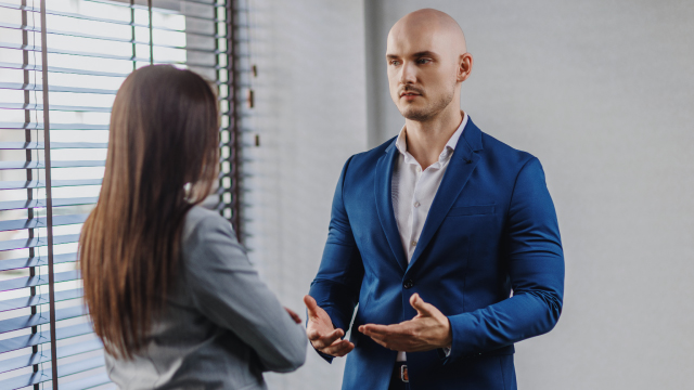 Lead magnet - wartość dla potencjalnego klienta. Dwie osoby w strojach biznesowych rozmawiają ze sobą. 